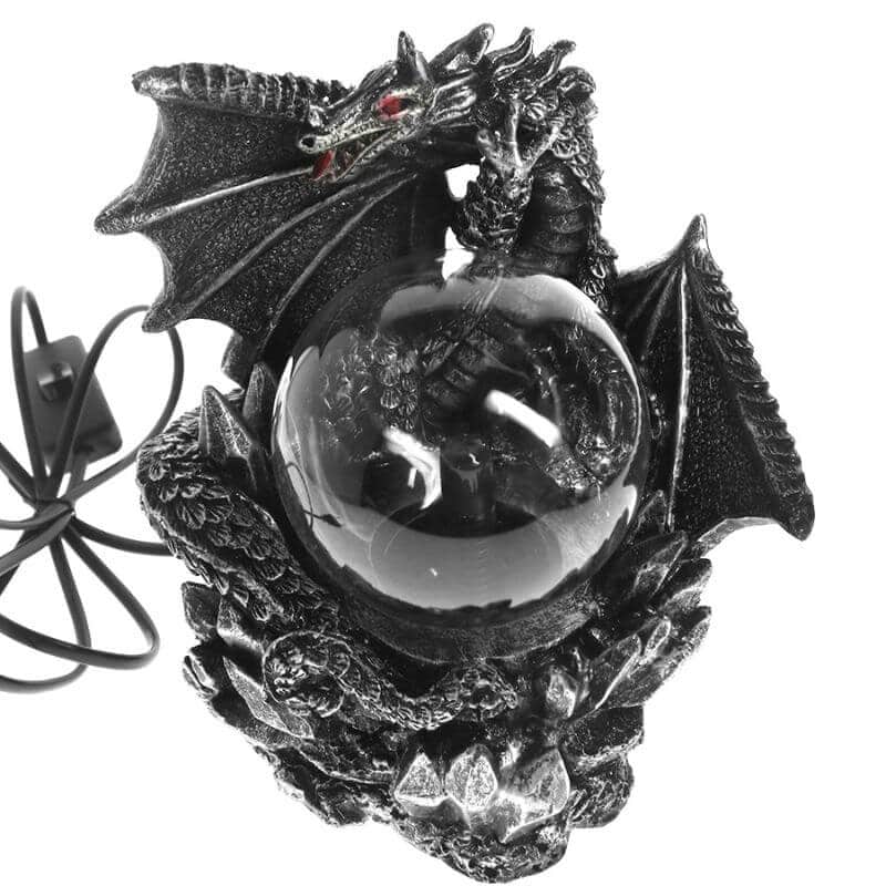 Pendentif en forme de dragon avec un globe en verre au centre, décoratif et mystérieux, parfait pour les amateurs de mythologie et de décoration fantastique.