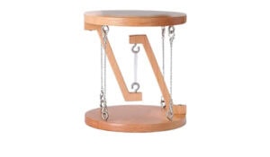 Support pour expériences de physique en bois avec chaînes métalliques, idéal pour les démonstrations scientifiques et l'enseignement.
