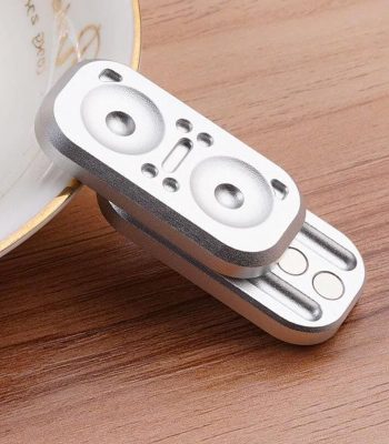 Mini haut-parleur en métal pour ordinateur portable, design compact et élégant, idéal pour une utilisation portable et une qualité sonore améliorée.