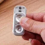 Porte-clés en aluminium avec design scientifique, compact et léger, idéal pour les amateurs de science et de décoration.