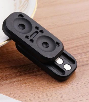 Enceinte portable en forme de microscope, idéale pour les amateurs de science et de décoration scientifique. Compacte et design, elle combine technologie et esthétique pour un usage pratique et décora.
