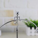 Objet scientifique en métal suspendu pour décoration.