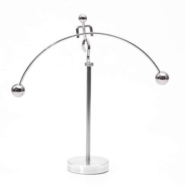 Péndule de Newton en métal brillant avec sphères suspendues, illustrant la conservation de la quantité de mouvement et l'énergie cinétique.