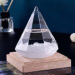 Pyramide en verre transparente posée sur une base en bois, idéale pour expériences scientifiques ou décoration de style scientifique.
