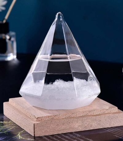Pyramide en verre transparente posée sur une base en bois, idéale pour expériences scientifiques ou décoration de style scientifique.