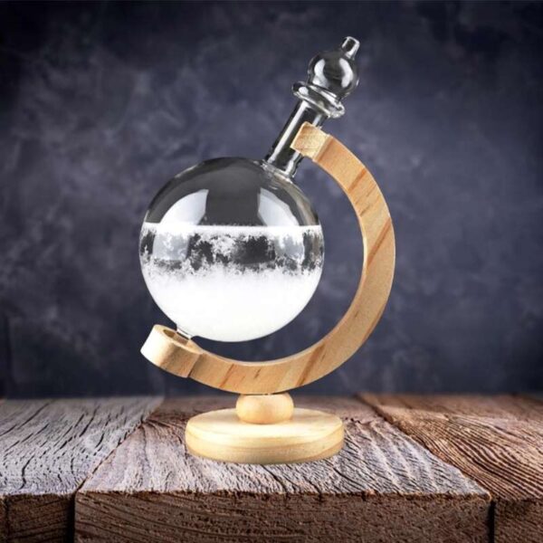 Boule de Newton en verre avec support en bois, illustrant la physique et la dynamique des forces, idéale pour la décoration scientifique ou éducative.
