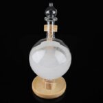 Vase de laboratoire en verre avec liquide blanc, support en bois, utilisé pour expériences scientifiques ou décoration.