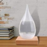 Flacon en verre en forme de goutte d'eau rempli d'eau claire, posé sur une base en bois, décoration scientifique élégante pour intérieur.