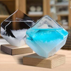 Vase en verre moderne avec liquide bleu et blanc, décoration scientifique élégante, parfait pour un intérieur contemporain ou un espace de bureau créatif.