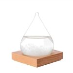 Flacon de laboratoire en verre avec support en bois, contenant un liquide transparent, idéal pour la décoration scientifique ou éducative.