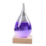 Diffuseur d'huiles essentielles en verre violet, élégant et décoratif, posé sur un socle en bois naturel, parfait pour la décoration scientifique ou zen.