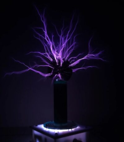 Illustration d'une décharge électrique statique violette émanant d'une sphère, exposée dans un environnement sombre, représentant une expérience scientifique ou un phénomène électrique.