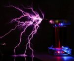 Éclair de plasma violet généré par un dispositif scientifique avec décharge électrique visible dans l'obscurité.