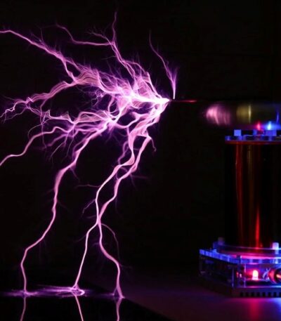 Éclair de plasma violet généré par un dispositif scientifique avec décharge électrique visible dans l'obscurité.
