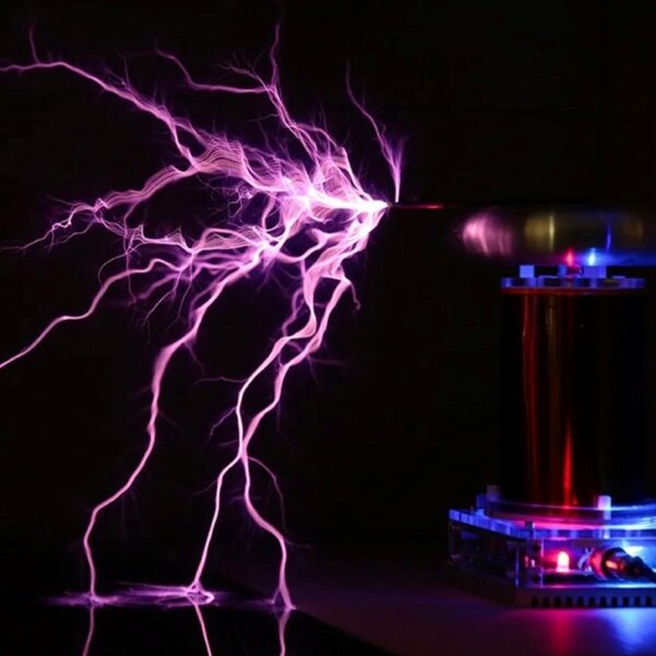 Éclair de plasma violet généré par un dispositif scientifique avec décharge électrique visible dans l'obscurité.