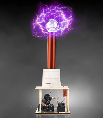 Éclair de plasma violet généré par une bobine de Tesla, illustrant la haute tension et l'électricité statique dans une expérience scientifique.