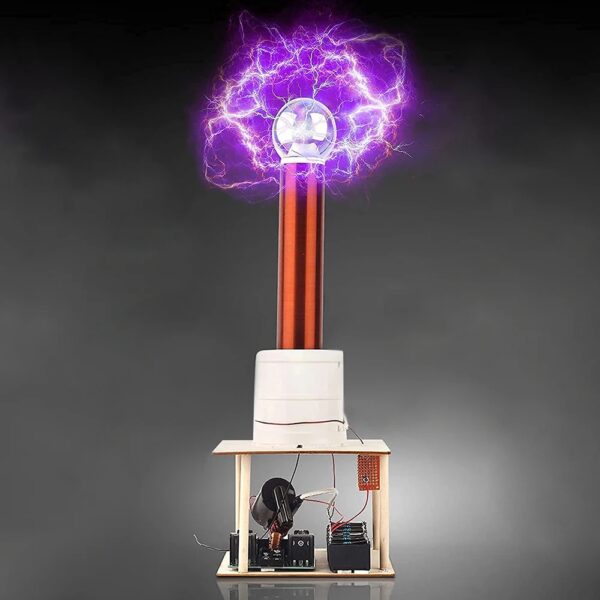 Éclair de plasma violet généré par une bobine de Tesla, illustrant la haute tension et l'électricité statique dans une expérience scientifique.
