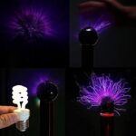 Illustration de décharges électriques et plasma avec une boule de plasma et une ampoule électrique dans un environnement sombre, mettant en valeur les phénomènes lumineux.
