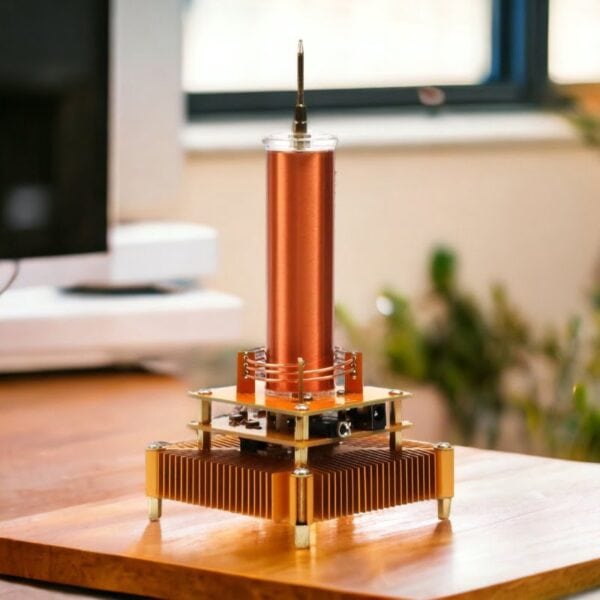 Ampoule de laboratoire en cuivre avec support en bois et composants électroniques pour expériences scientifiques.