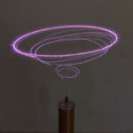Illustration d'une bague de plasma en forme d'anneau flottant, générée par un générateur de plasma, avec des lignes lumineuses violettes contre un fond sombre.