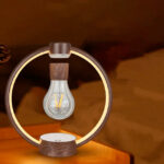 Ampoule LED suspendue dans un cadre circulaire en bois.
