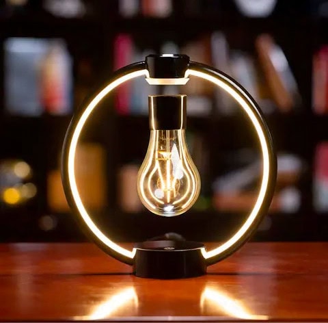Ampoule LED décorative suspendue dans un cercle lumineux, idéale pour la décoration scientifique ou moderne. Éclairage chaud et ambiance chaleureuse pour un intérieur original.