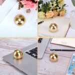 Boule décorative en or rose doré, idéale pour la décoration de bureau ou d'espace de travail, apportant une touche moderne et sophistiquée.