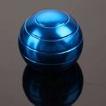 Boule scientifique en métal bleu brillant avec surface lisse et détails concentriques, idéale pour la décoration ou la collection d'objets scientifiques.