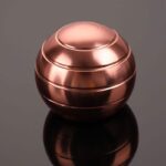 Pommeau de douche en cuivre rose avec finition brillante, design moderne et élégant, idéal pour une salle de bain sophistiquée.