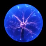 Boule de plasma avec éclairs lumineux bleus et violets, créant un effet électrique spectaculaire dans une pièce sombre.