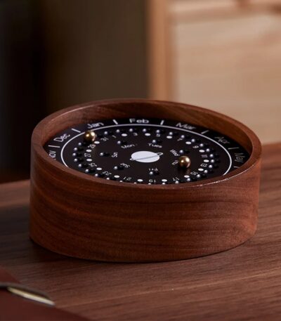 Horloge calendrier en bois avec affichage mensuel, parfait pour la décoration scientifique et moderne. Design élégant et fonctionnel pour un intérieur tendance.
