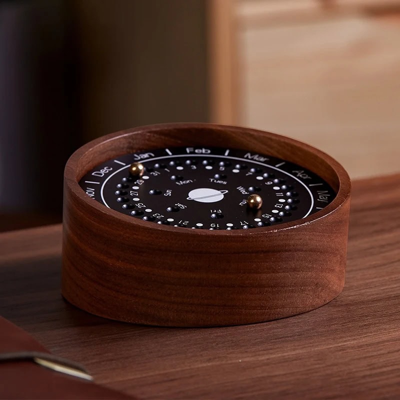 Horloge calendrier en bois avec affichage mensuel, parfait pour la décoration scientifique et moderne. Design élégant et fonctionnel pour un intérieur tendance.