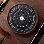Horloge murale scientifique avec calendrier et planètes, idéale pour décoration de bureau ou salle de classe, allie design moderne et éléments éducatifs pour passionnés de science.