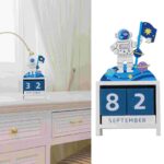 Décoration de bureau avec figurine d'astronaute et calendrier perpétuel affichant la date 32 septembre, thème spatial pour une ambiance ludique.