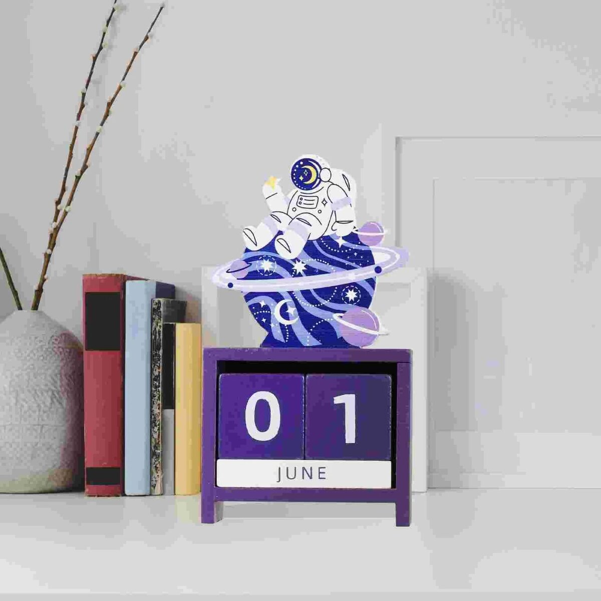 Panneau calendrier en bois violet avec un robot et un univers cosmique en décoration intérieure.