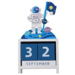 Objet scientifique | Décoration de bureau sur le thème de l'espace avec un explorateur spatial et un calendrier à affichage numérique.