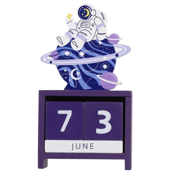 Panneau calendrier en bois avec illustration d’un astronaute flottant dans l’espace.