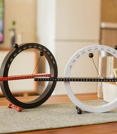 Horloge scientifique en forme de cercle avec calendrier annuel, design moderne, sur une table en bois, illustrant la mesure du temps et la science.
