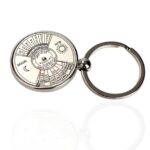 Clé à molette avec un cadran solaire miniature affichant les heures, les saisons et la position du soleil, idéale pour la décoration scientifique ou comme accessoire éducatif.