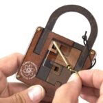 Serrure de sécurité en bois avec cadenas pour expériences scientifiques.