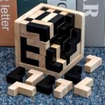 Puzzle en bois avec pièces noires et naturelles, parfait pour la décoration scientifique et le divertissement éducatif.