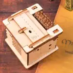 Coffre-fort en bois avec mécanisme de verrouillage, idéal pour stocker de petits objets ou accessoires scientifiques, décoratif et fonctionnel.