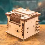 Coffre à énigme en bois avec œil mystérieux, conçu pour la décoration et le divertissement, doté de mécanismes secrets et d’un design artisanal unique.