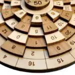 Panneau de jeu en bois avec chiffres et segments pour apprendre à compter.