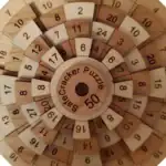 Puzzle scientifique en bois avec numéros pour jeux éducatifs et de réflexion.