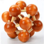 Modèle moléculaire en bois représentant une structure chimique, utilisé comme décoration ou outil éducatif dans un contexte scientifique.