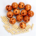Perles en bois orange avec trous pour bricolage et décoration scientifique.