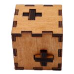 Cube en bois puzzle avec pièces interconnectées, idéal pour la décoration scientifique ou éducative.