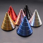 Ensemble de pyramides métalliques colorées en or, rouge, rose, noir, bleu et argent, parfaites pour la décoration scientifique ou de bureau.