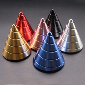 Ensemble de pyramides métalliques colorées en or, rouge, rose, noir, bleu et argent, parfaites pour la décoration scientifique ou de bureau.